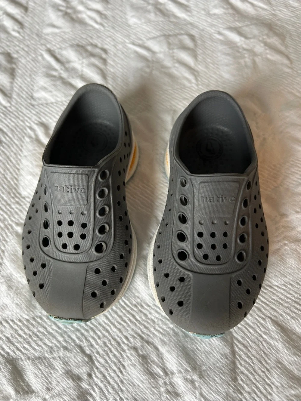Native Sugarlite Robbie Shoe kid SZ 5, Grey comfort.